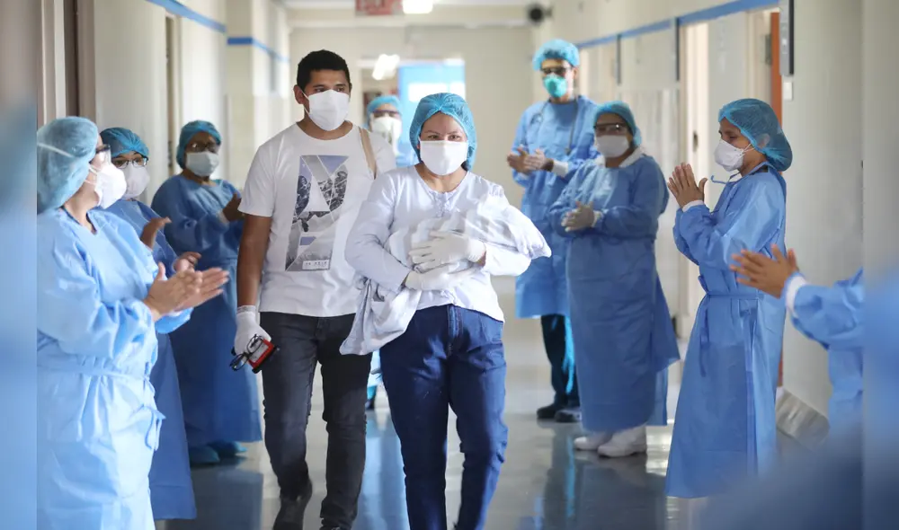 Bebé prematuro de padres con COVID-19 fue a casa tras un mes de internamiento. Foto: EsSalud Bebé prematuro de padres con COVID-19 fue a casa tras un mes de internamiento. Foto: EsSalud