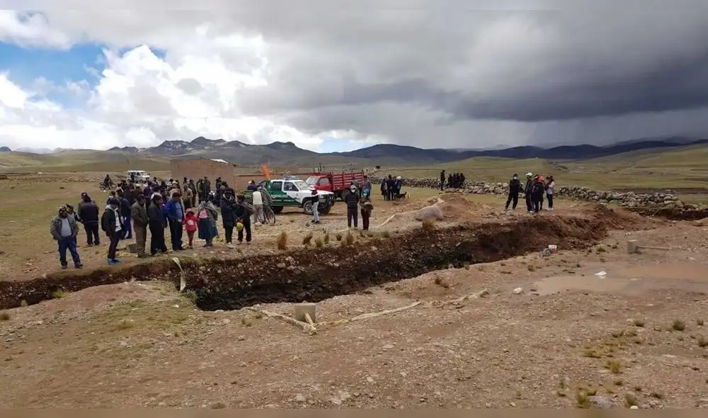 Vehículo donde viajaba familia cayó a pozo el último 1 de enero. Foto: Radio Onda Azul.