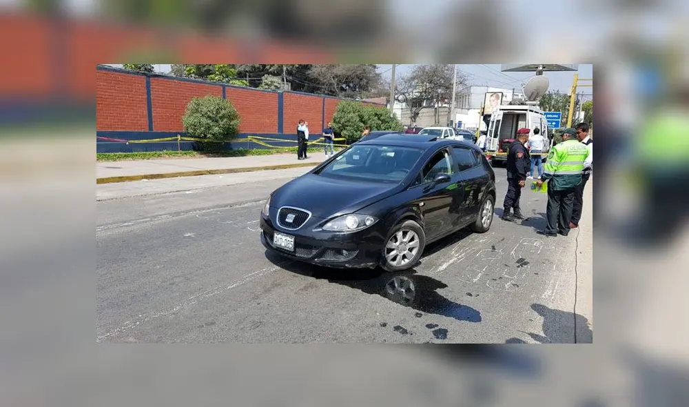 Robo del auto ocurrió frente al colegio Recoleta, donde los hampones dejaron una auto negro y un arma de fuego. (Foto: Grace Mora / La República) Robo del auto ocurrió frente al colegio Recoleta, donde los hampones dejaron una auto negro y un arma de fuego. (Foto: Grace Mora / La República)