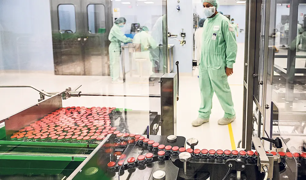 Fase de prueba. El INS aprobó los ensayos clínicos de la posible vacuna desarrollada por la U. de Oxford y AstraZeneca.