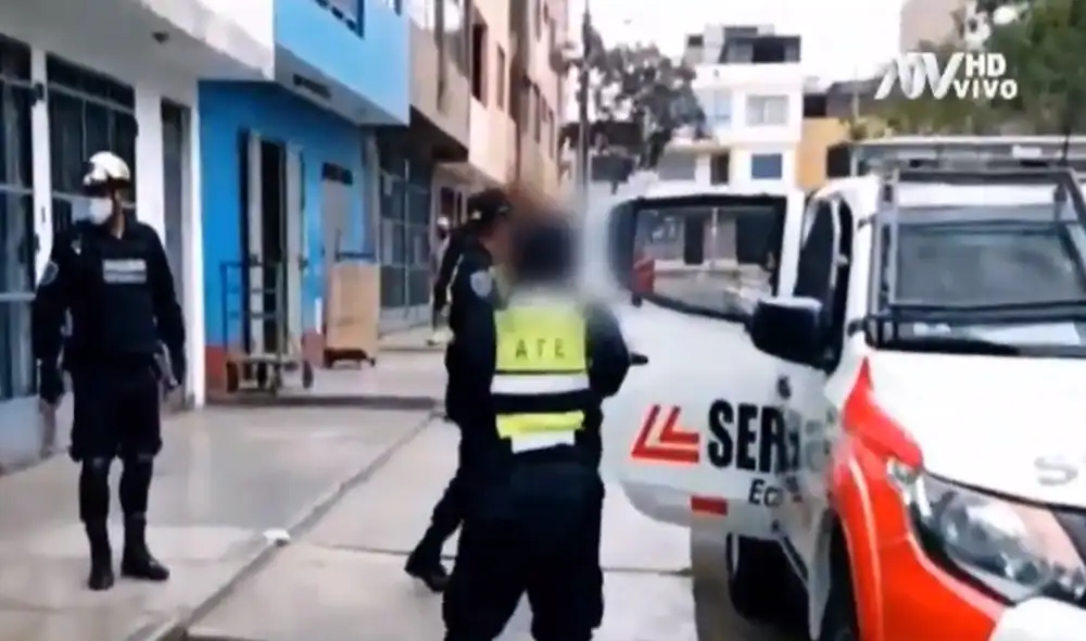 Menor y su tía fue conducidos a la comisaría de Vitarte para las indagaciones preliminares. Foto: captura ATV Noticias Menor y su tía fue conducidos a la comisaría de Vitarte para las indagaciones preliminares. Foto: captura ATV Noticias
