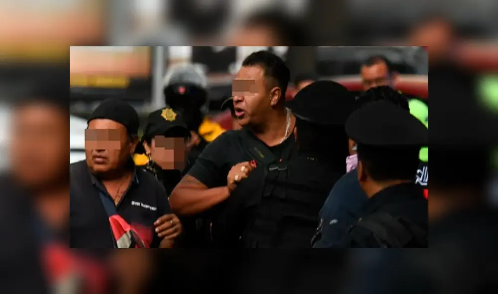 El padre de Eduardo intenta llegar al cuerpo de su hijo. Foto: El Universal.