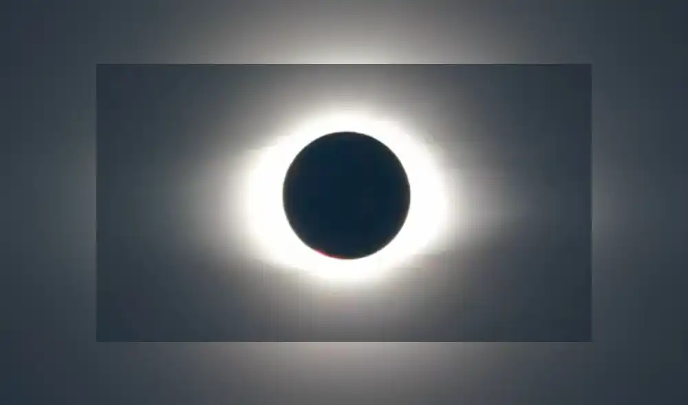 Después de que la Luna cubriese por completo el Sol, empieza a notarse la corona solar otra vez. Foto: Captura ESO