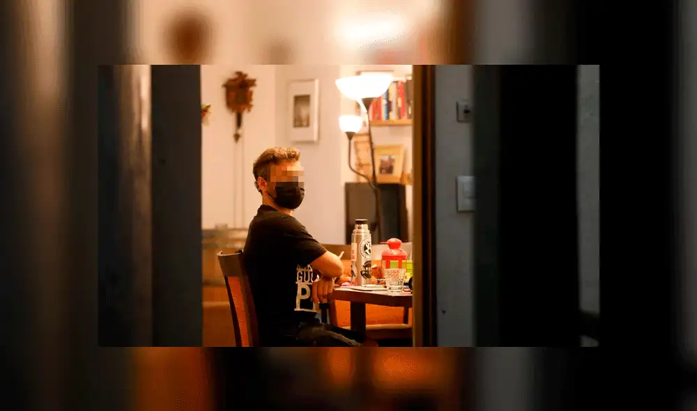 El piloto recibe la comida en la puerta de su casa. Foto: La Nación El piloto recibe la comida en la puerta de su casa. Foto: La Nación