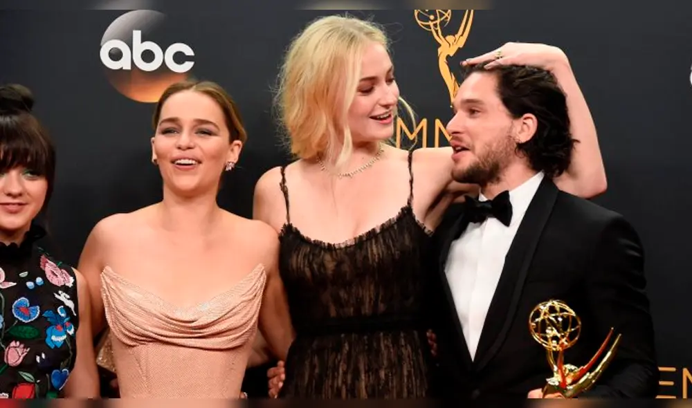 Sophie Turner culpa a Emilia Clarke por taza filtrada en Game of Thrones [VIDEO]