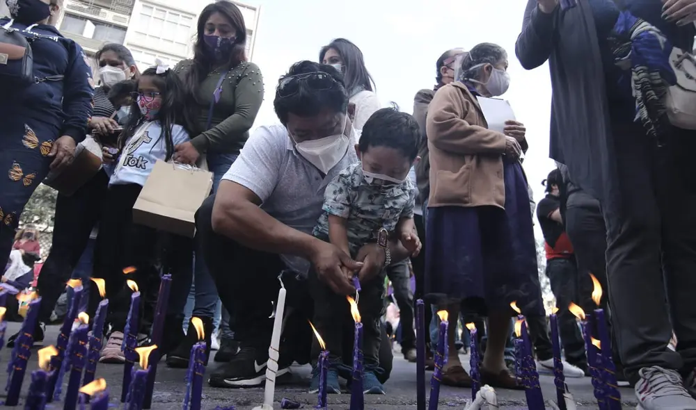 Fieles se reúnen en Las Nazarenas por el día central del Señor de los Milagros, pero no respetaron distanciamiento social. Créditos: John Reyes