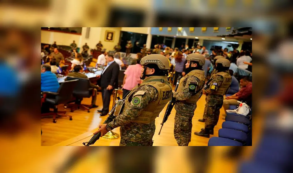 Un grupo de militares custodió el domingo la Asamblea Legislativa de El Salvador. Foto: EFE Un grupo de militares custodió el domingo la Asamblea Legislativa de El Salvador. Foto: EFE