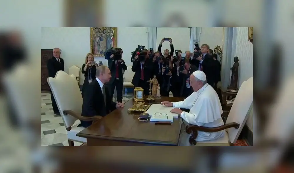 Encuentro entre el Presidente de Rusia y el Papa Francisco. Foto: Captura AFP Encuentro entre el Presidente de Rusia y el Papa Francisco. Foto: Captura AFP