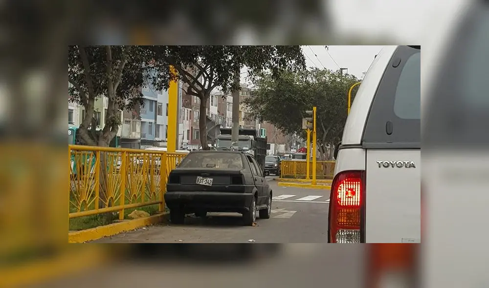 #YoDenuncio: vehículo es abandonado en plena avenida #YoDenuncio: vehículo es abandonado en plena avenida