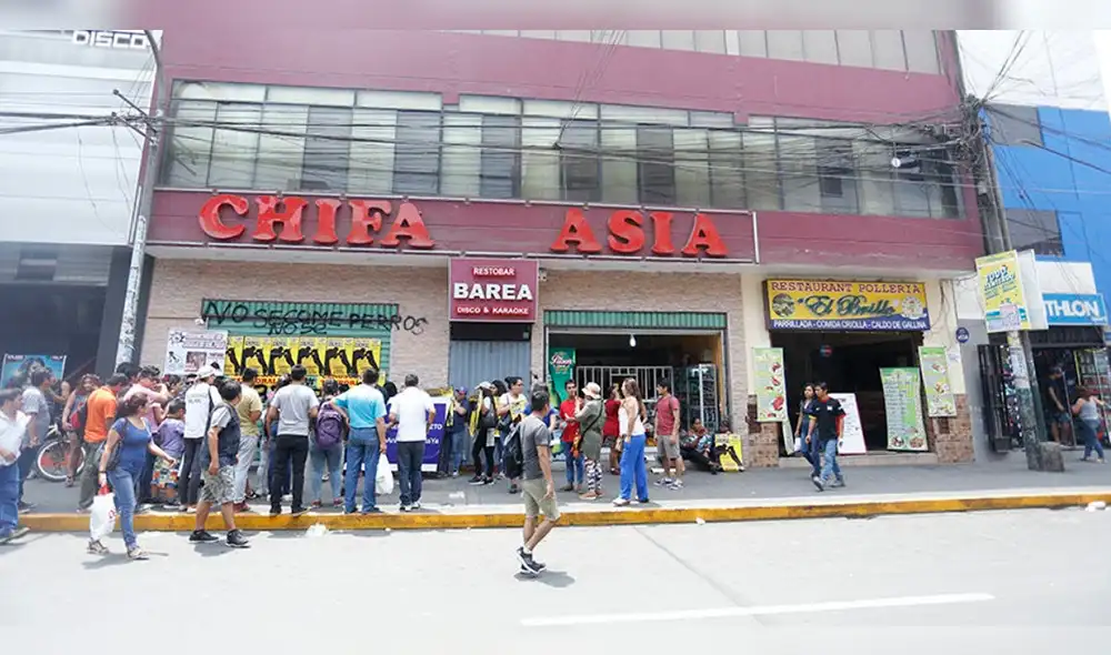 Facebook: comensales hacen larga cola fuera del chifa Asia para ingresar [FOTO]