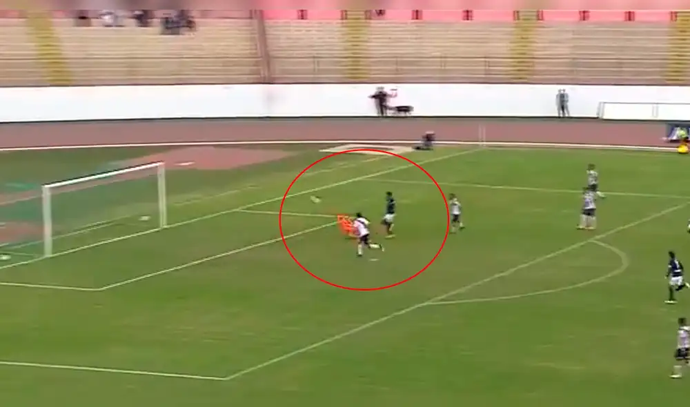 Alianza Lima vs Municipal: Adrián Balboa falla gol debajo del arco. Foto: Captura de video.
