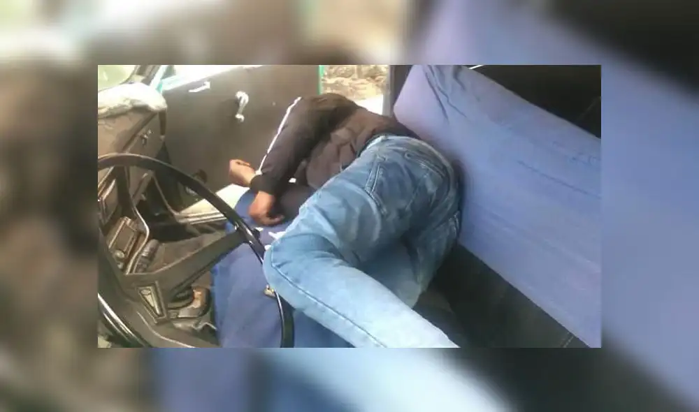 Varón ebrio forcejea ventana de carro en Arequipa para entrar a dormir