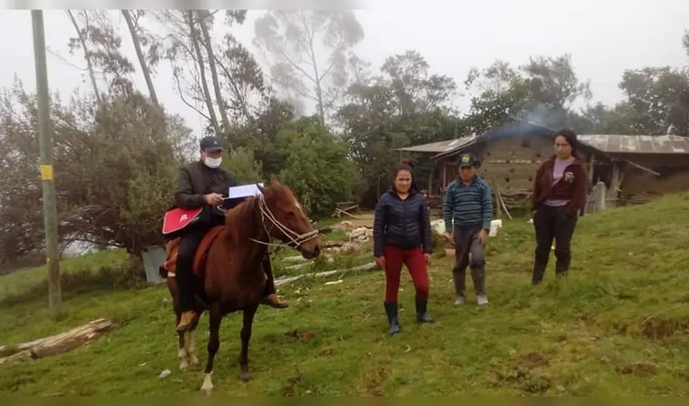 Docente montado en su caballo visita a sus alumnos Docente montado en su caballo visita a sus alumnos