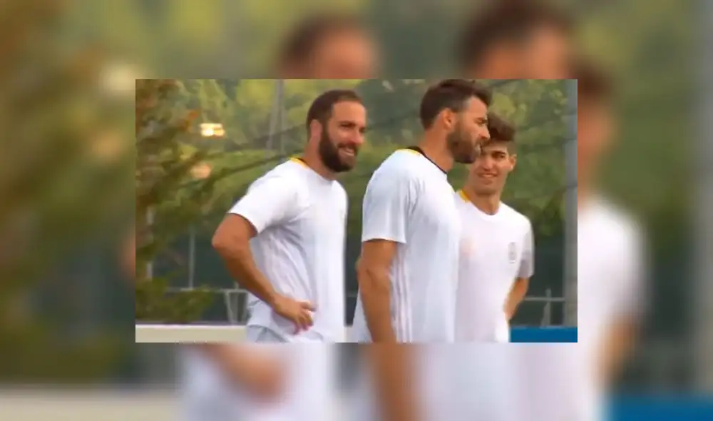 YouTube: Gonzalo Higuaín quiso jugar broma a su compañero de la Juventus, pero falló