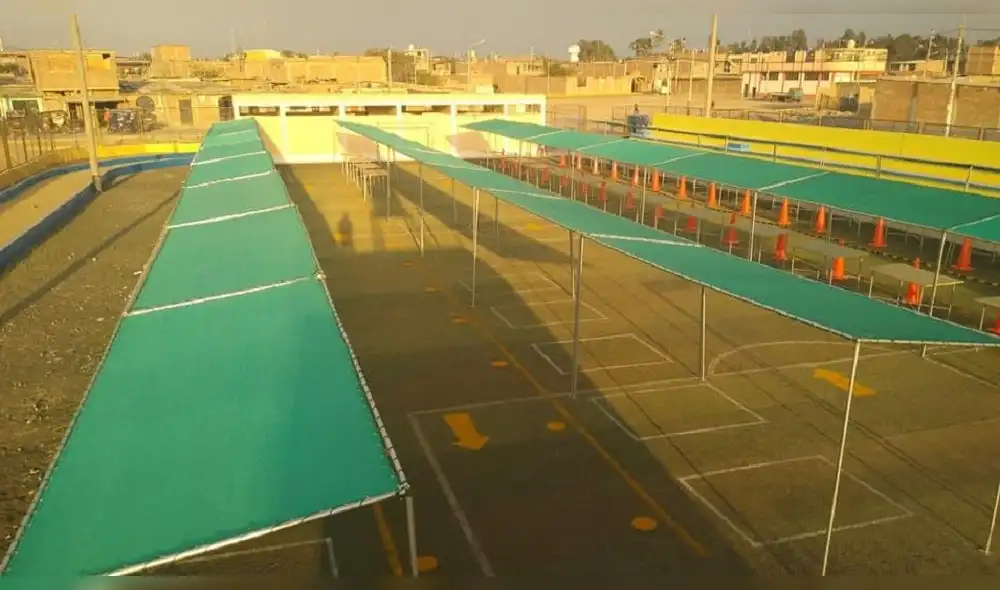 Mercados temporales son instalados en complejos deportivos.