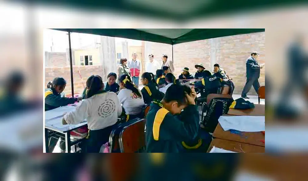 Arequipa: Niños del colegio Señor de Huanca estudian en local cuyo techo es de toldo