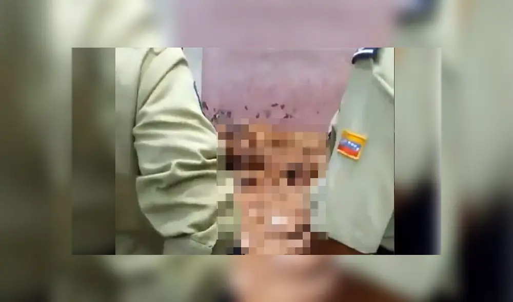 Los oficiales pusieron dos gallos de pelea sobre los cuerpos desnudos de algunos presos en Venezuela. Foto: Captura Los oficiales pusieron dos gallos de pelea sobre los cuerpos desnudos de algunos presos en Venezuela. Foto: Captura