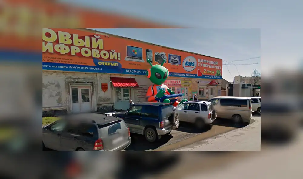 Google Maps: recorre calle en Rusia y descubre un gigantesco muñeco de alien [FOTOS]