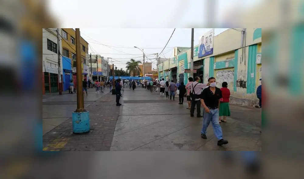 Personas forman filas para acceder a una prueba de descarte. Créditos: URPI-GLR.