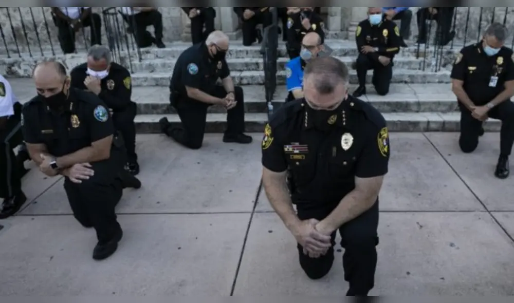 Agentes de la Asociación de oficiales del condado Miami-Dade recibieron de rodillas a los manifestantes y rezaron juntos. (Foto: AFP) Agentes de la Asociación de oficiales del condado Miami-Dade recibieron de rodillas a los manifestantes y rezaron juntos. (Foto: AFP)