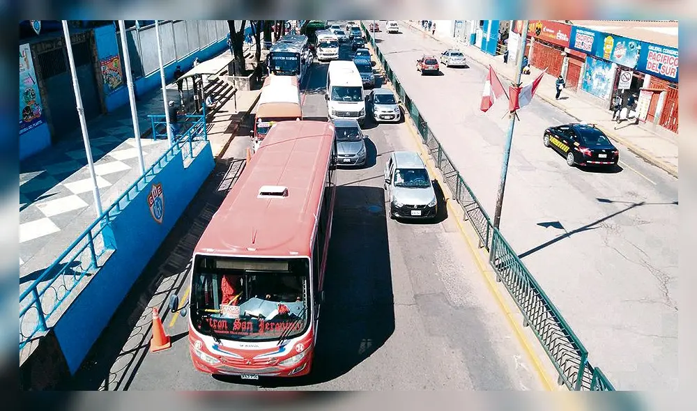 TRANSPORTE. Más 1500 vehículos prestan servicio en Cusco. TRANSPORTE. Más 1500 vehículos prestan servicio en Cusco.