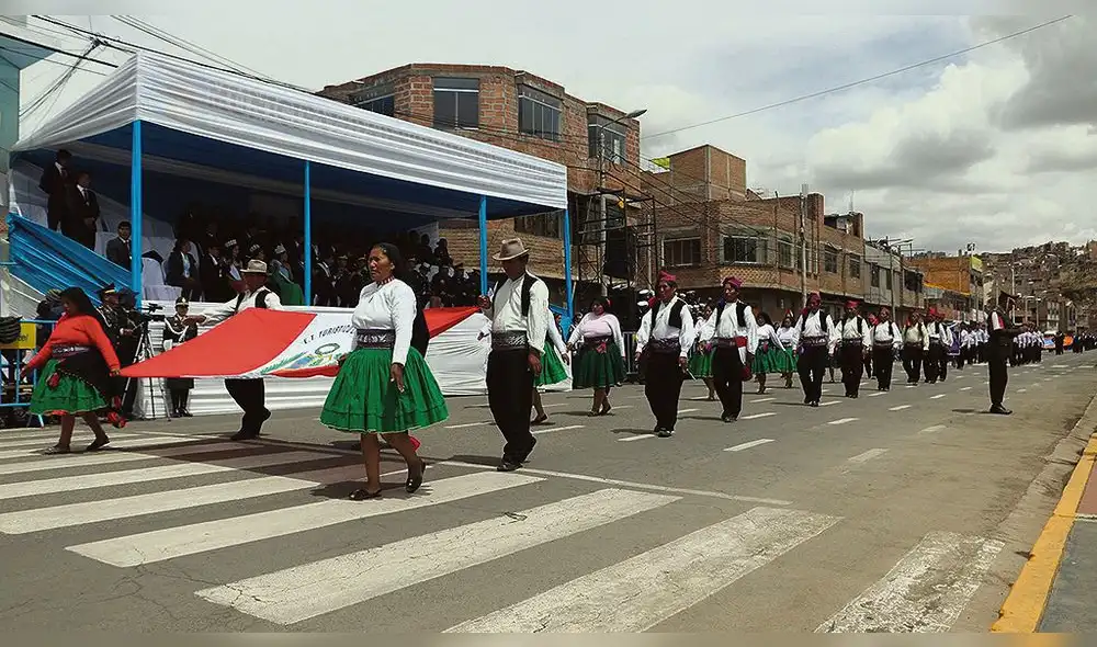 Con desfile cívico militar Puno celebra 350 años