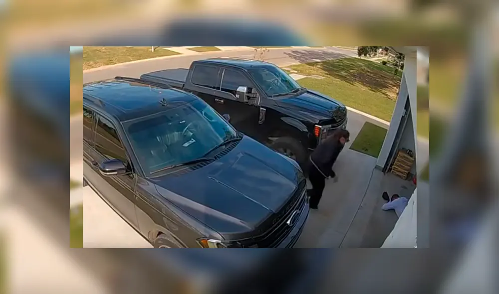 Mujer pensó que su esposo ya estaba yéndose en su camioneta, cuando lo vio tirado en la puerta de la cochera. El curioso momento se ha hecho viral en YouTube. Mujer pensó que su esposo ya estaba yéndose en su camioneta, cuando lo vio tirado en la puerta de la cochera. El curioso momento se ha hecho viral en YouTube.