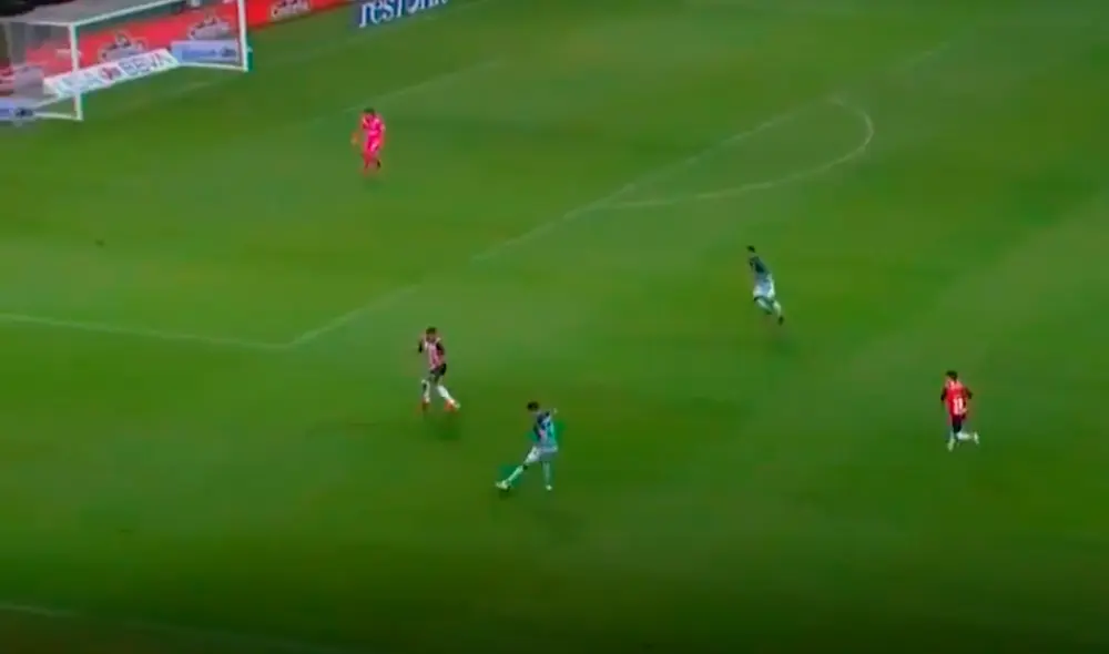 Santiago Ormeño brindó una asistencia de gol en victoria del León sobre Chivas. Foto: captura Twitter. Santiago Ormeño brindó una asistencia de gol en victoria del León sobre Chivas. Foto: captura Twitter.