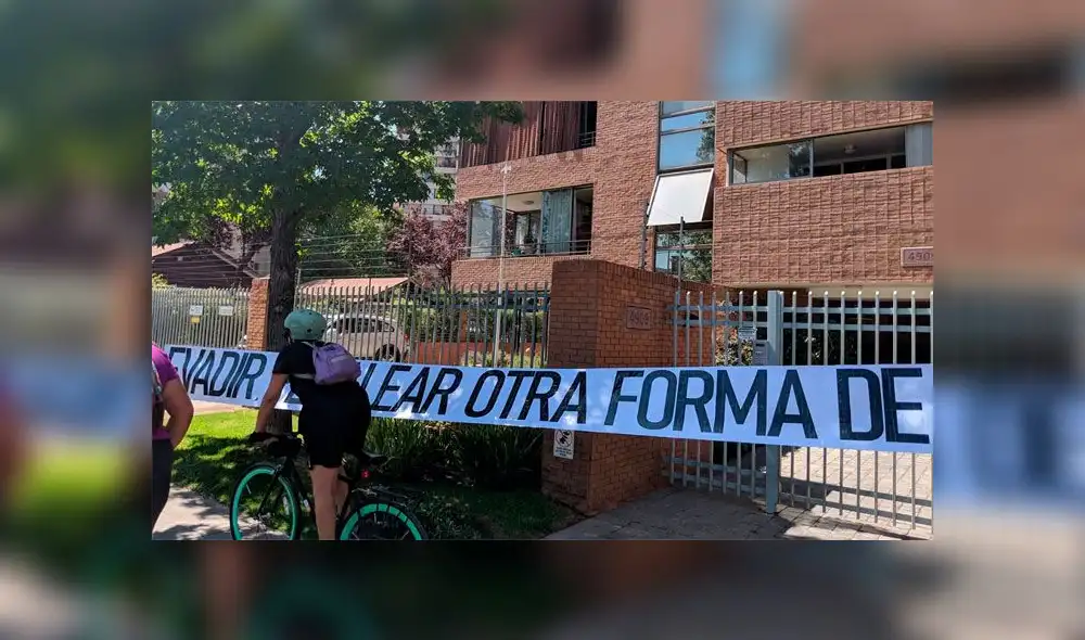 Cientos de ciclistas se manifiestan frente a la casa de la jueza Acevedo.