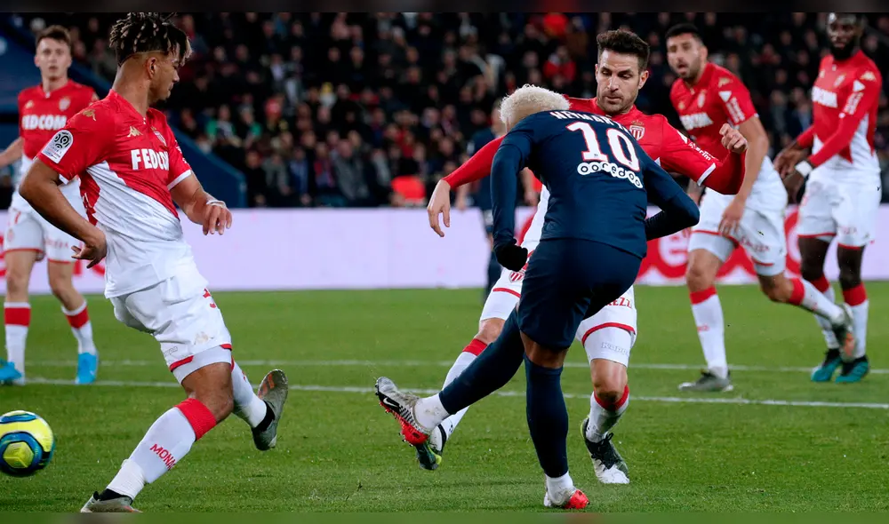 Neymar y un intenso cruce ante el chileno Maripán. Neymar y un intenso cruce ante el chileno Maripán.