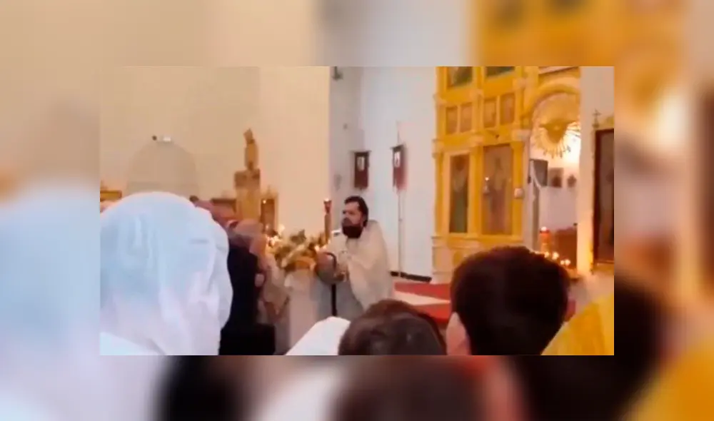 Sacerdote lanza agua bendita a sus feligreses con una manguera durante misa [VIDEO]