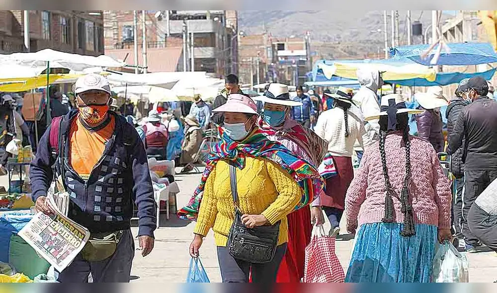 con mal pie. Alrededores de mercado La Unión y Dignidad congestionado de compradores. No respetan la distancia social. con mal pie. Alrededores de mercado La Unión y Dignidad congestionado de compradores. No respetan la distancia social.