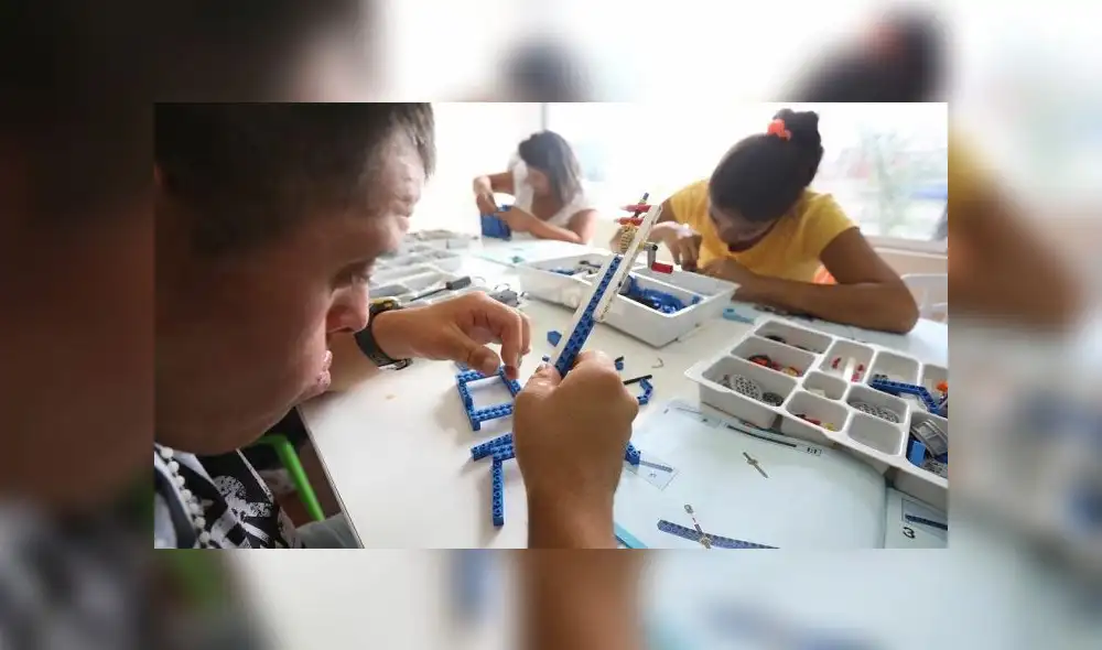 Dictan clases gratuitas de robótica a niños con habilidades especiales