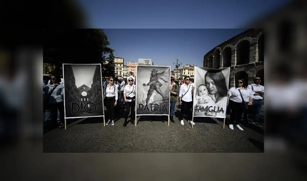 Choque entre ultraconservadores y feministas durante marcha 'a favor de la familia' en Italia [FOTOS] 