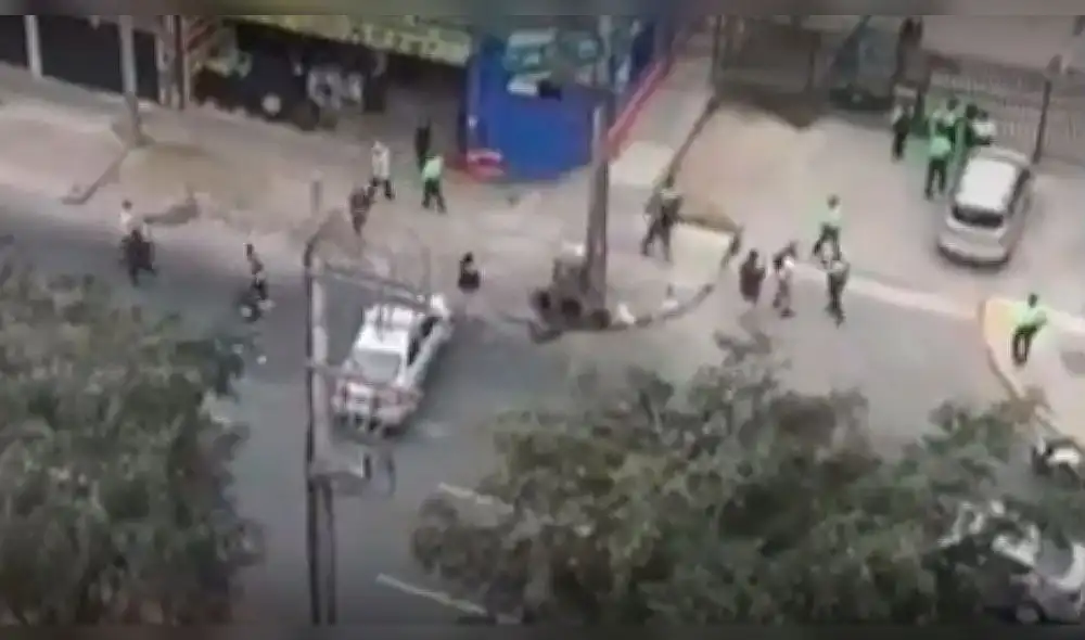 Alianza vs, Melgar: hinchas tuvieron un enfrentamiento con efectivos de la Policía Nacional en la avenida Canadá. Foto: captura video TV Perú