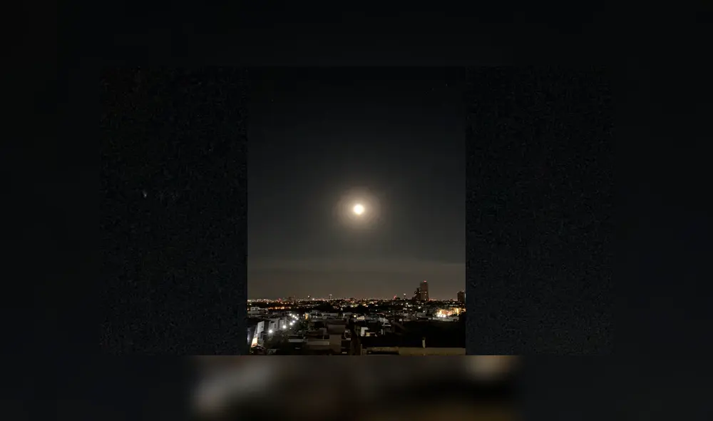 Superluna rosada fotografiada en un edifico de la Ciudad de México. Foto: Diego Ornelas