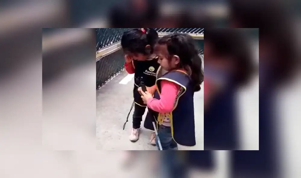 Un enternecedor momento que tiene como protagonistas a dos niñas invidentes se ha vuelto viral en las redes.