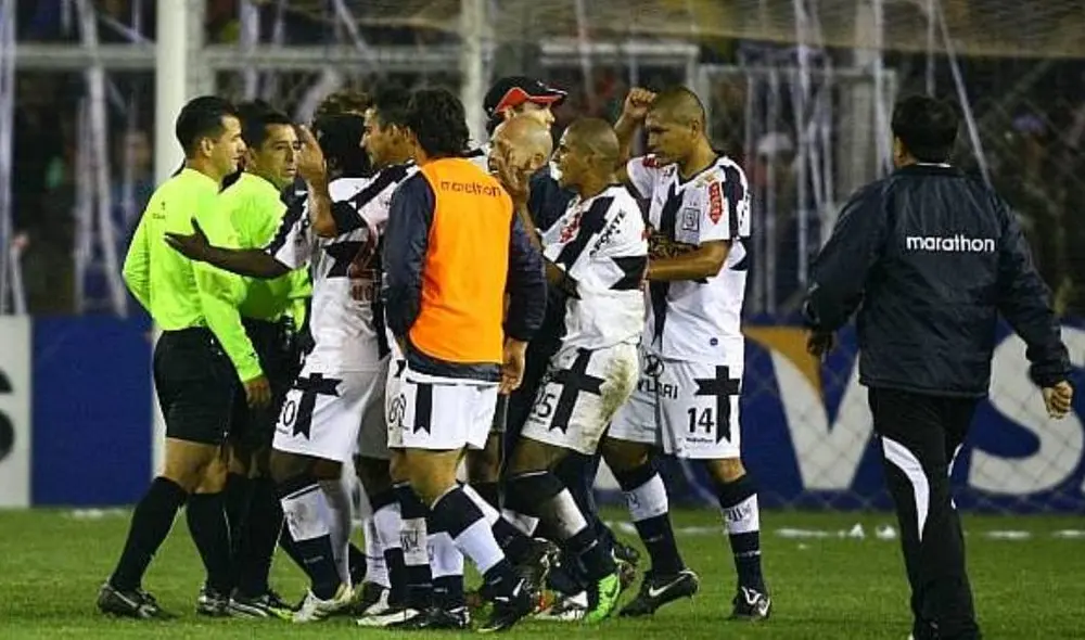 El árbitro Carlos Vela convalidó el gol que eliminó a Alianza Lima de la Libertadores.