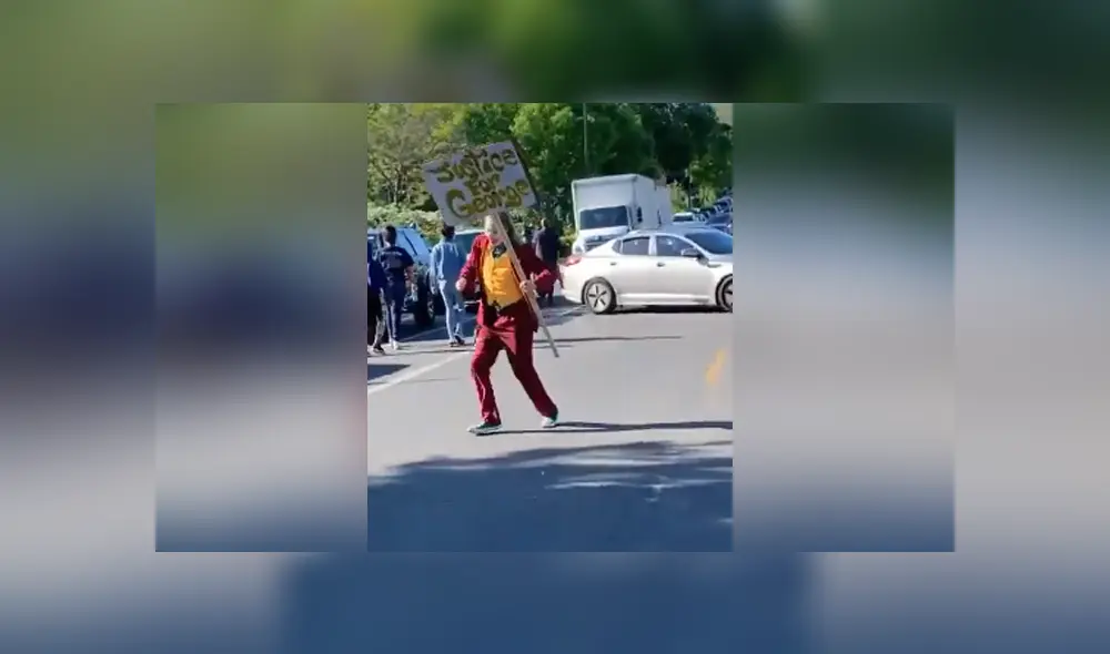 A través de Facebook se hizo viral el momento en que un hombre se disfraza del Joker en medio de las protestas en Estados Unidos. A través de Facebook se hizo viral el momento en que un hombre se disfraza del Joker en medio de las protestas en Estados Unidos.