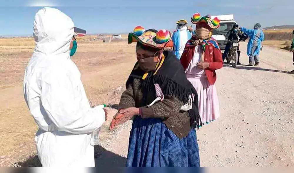EJEMPLO. En Coata no bajarán la guardia, pues continuarán con el control epidemiológico estricto para ingresar a pueblo.