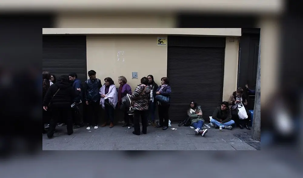 Personas se dan cita en la Plaza de Armas para asistir al evento “Serenata al Perú”. (Foto: La República) Personas se dan cita en la Plaza de Armas para asistir al evento “Serenata al Perú”. (Foto: La República)