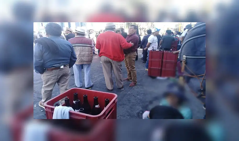 Toman cerveza en vía pública tras desfile de la “I” en Arequipa