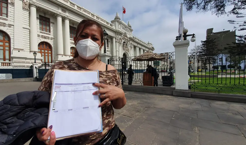 Mujer reclama por pensión de su madre a las afueras del Congreso | Crédito: Jessica Merino/ URPI-GLR Mujer reclama por pensión de su madre a las afueras del Congreso | Crédito: Jessica Merino/ URPI-GLR