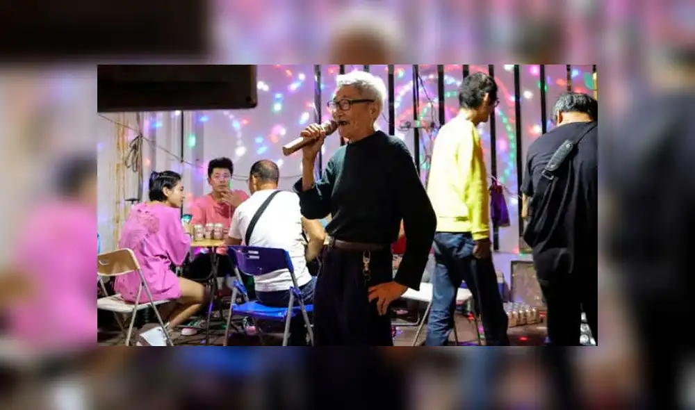 Hombre sufre colapso pulmonar al intentar alcanzar notas agudas en el karaoke