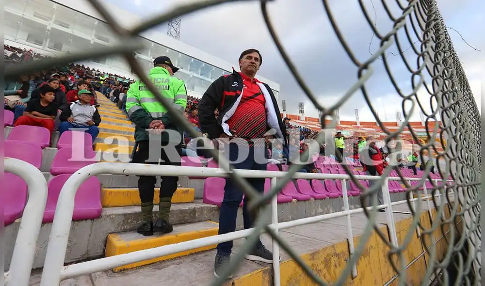El DT de Melgar, Carlos Bustos tuvo que presenciar el partido desde las graderías por haber sido expulsado.