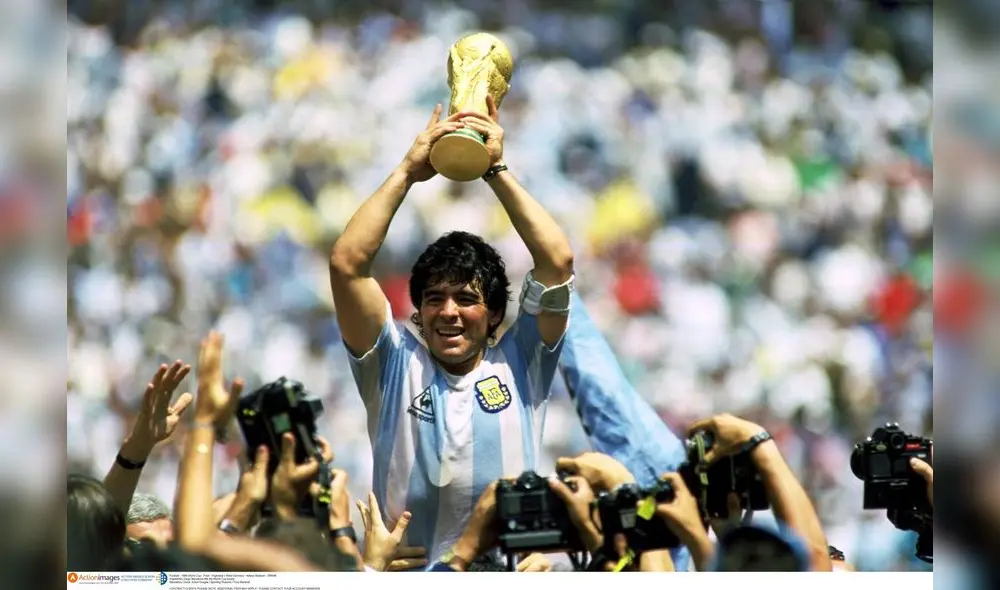 Football - 1986 World Cup - Final - Argentina v West Germany - Azteca Stadium - 29/6/86 Argentina's Diego Maradona lifts the World Cup trophy Mandatory Credit: Action Images / Sporting Pictures / Tony Marshall CONTRACT CLIENTS PLEASE NOTE: ADDITIONAL FEES MAY APPLY - PLEASE CONTACT YOUR ACCOUNT MANAGER