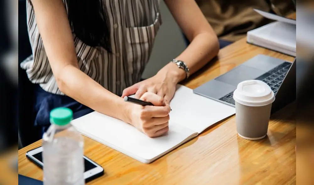 Es importante tener dónde realizar apuntes durante la entrevista de trabajo. (Foto: Coaching MG)