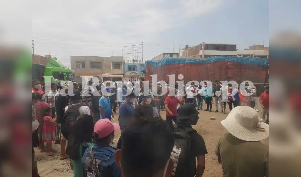 Decenas se juntaron para compartir alimentos. Foto: Jaime Mendoza/La República Decenas se juntaron para compartir alimentos. Foto: Jaime Mendoza/La República