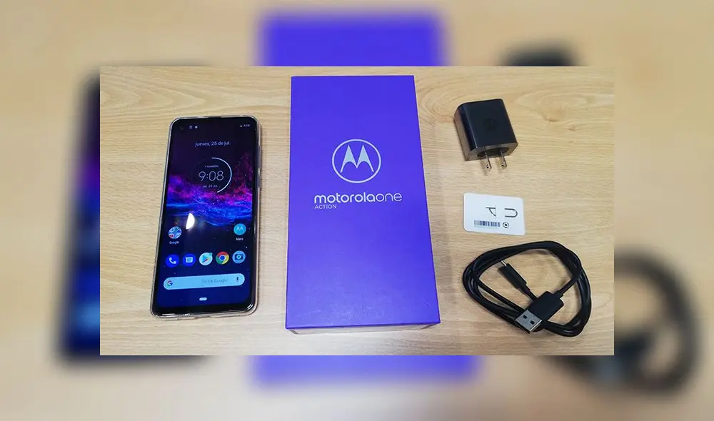 Motorola One Action viene con un cargador y cable tipo C, una mica de plástico y el manual de uso. Foto: Daniel Robles.