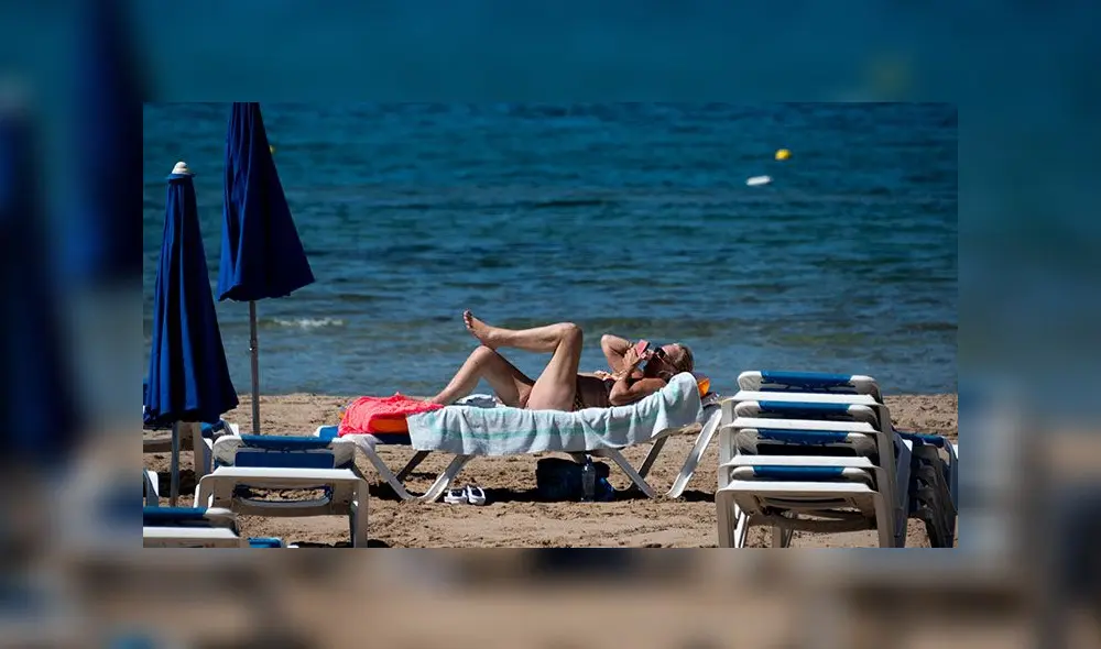 Los bañistas acudieron a las playas con algunas restricciones. Foto: AFP